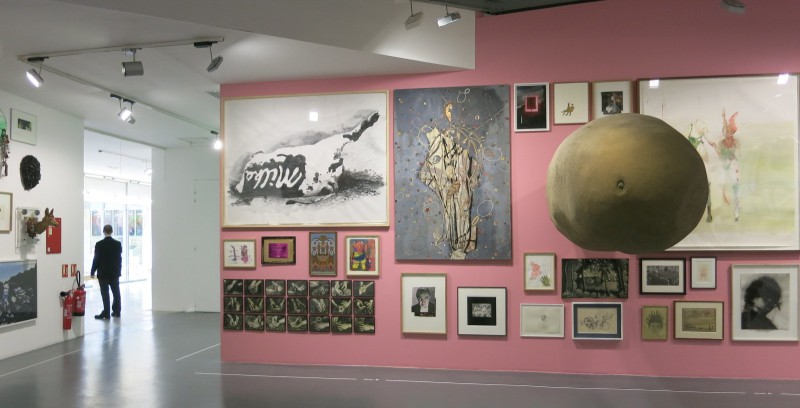 32x. Le mur d'Antoine de Galbert à La maison rouge 25 juin 2014.@mtw. où l'on voit Milka Kuh de Damien Deroubaix. png 32x. Le mur d'Antoine de Galbert à La maison rouge 25 juin 2014.@mtw. où l'on voit Milka Kuh de Damien Deroubaix. png